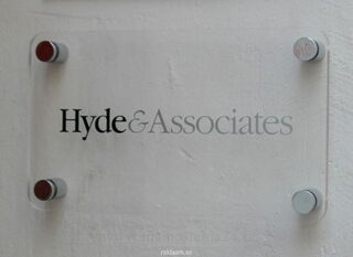 Pleksilasikyltti Hyde & Associates